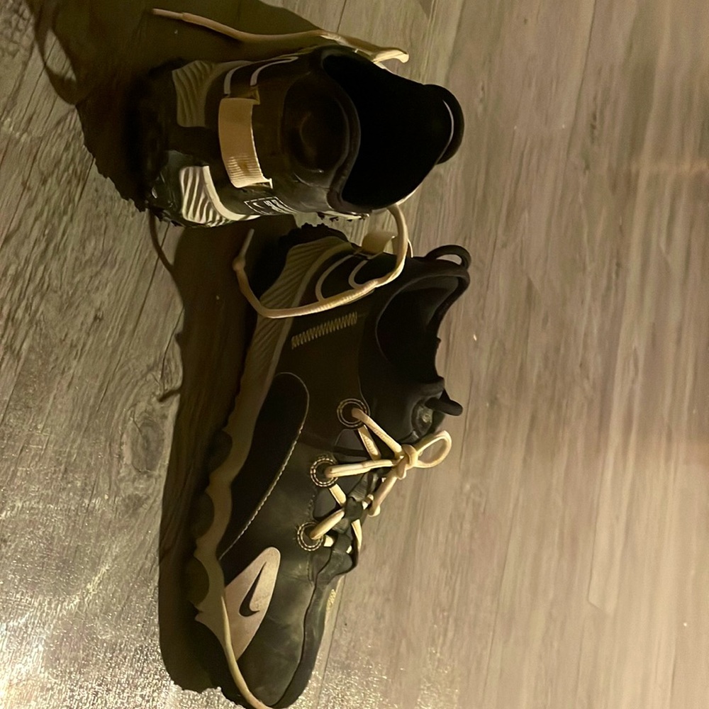 Baseball cleats
